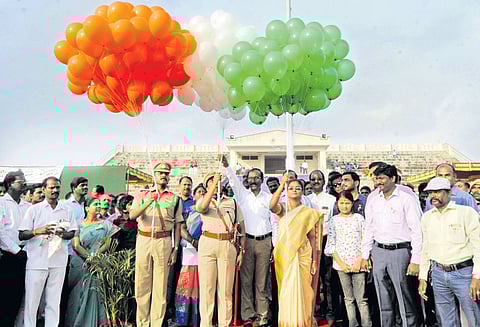 திருவள்ளூரில் குடியரசு தின விழா: மாவட்ட கலெக்டர் கொடி ஏற்றினார் 115 பேருக்கு நலத்திட்ட உதவிகள்