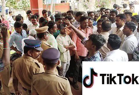 ஆம்பூர் அருகே ‘டிக் டாக்’கில் ஆபாசமாக பேசி வீடியோ வெளியிட்ட வாலிபர் கைது போலீஸ் நிலையத்தை முற்றுகையிட்டதால் பரபரப்பு