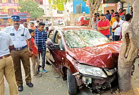 தண்டையார்பேட்டையில் பாலிடெக்னிக் மாணவர் ஓட்டிய கார் மோதி 5 பேர் காயம் 10-க்கும் மேற்பட்ட வாகனங்கள் சேதம்