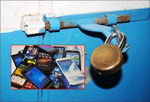 ஸ்ரீபெரும்புதூரில் கடையின் பூட்டை உடைத்து செல்போன்கள் திருட்டு