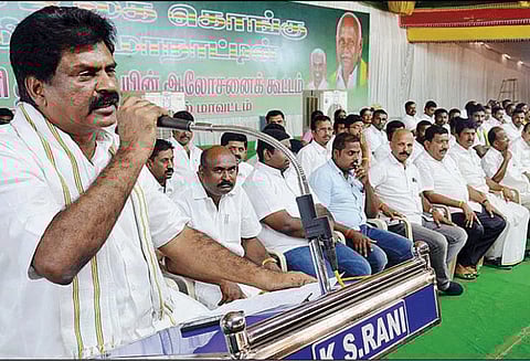 பொதுமக்கள், மாணவர்கள் பாதிக்கப்படுவதால் அரசு ஊழியர்கள், ஆசிரியர்கள் பணிக்கு திரும்ப வேண்டும் நாமக்கல்லில் ஈ.ஆர்.ஈஸ்வரன் பேட்டி