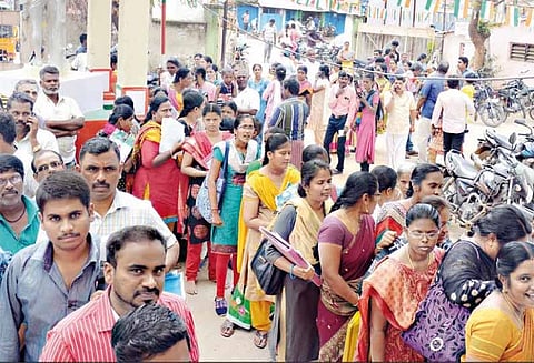 தற்காலிக ஆசிரியர் பணிக்கு விடுமுறை நாளிலும் விண்ணப்பிக்க படையெடுத்த பட்டதாரிகள்