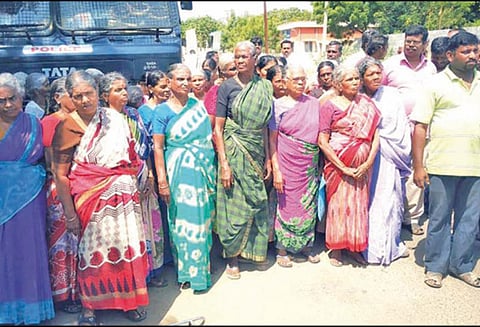 ஸ்டெர்லைட் ஆலையை திறக்க வேண்டும் கலெக்டரிடம், கிராம மக்கள் வலியுறுத்தல்