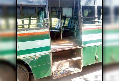 தேவாலா அருகே ஓடும் பஸ்சில் படிக்கட்டு, கதவு உடைந்து 2 மாணவர்கள் படுகாயம்