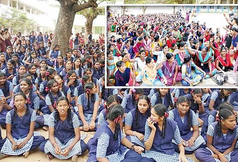 கடலூர், காட்டுமன்னார்கோவில், சி.முட்லூரில் ஆசிரியர்களுக்கு ஆதரவாக பள்ளி, கல்லூரி மாணவர்கள் போராட்டம்