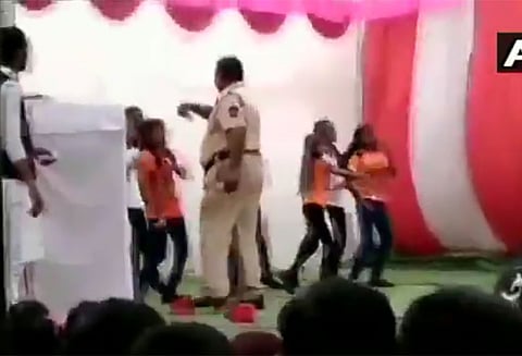 குடியரசு தின கொண்டாட்டத்தில் நடனம் ஆடிய மாணவர்கள் மீது பணம் வீசிய போலீஸ் கான்ஸ்டபிள் சஸ்பெண்டு