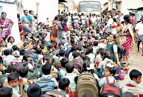 பள்ளிக்கு ஆசிரியர்கள் வராததை கண்டித்து மாணவர்களுடன் மறியல் செய்த கிராம மக்கள்