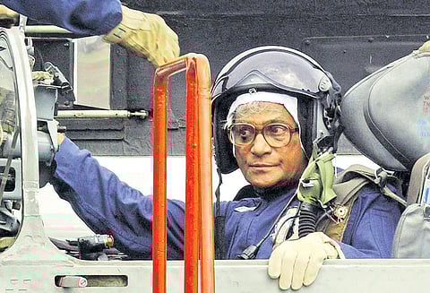 ஜார்ஜ் பெர்னாண்டஸ் கடந்து வந்த பாதை பாதிரியாராக வேண்டியவர் நாட்டை பாதுகாக்கும் ராணுவ மந்திரியாக உயர்ந்தார்