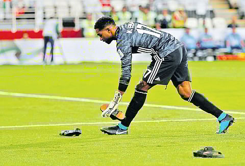 ஆசிய கோப்பை கால்பந்து: அமீரகத்தை வீழ்த்தி இறுதிப்போட்டிக்கு முன்னேறியது கத்தார் அணி மைதானத்திற்குள் ரசிகர்கள் செருப்பு வீச்சு