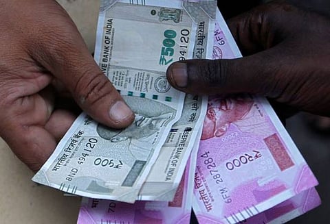 தேர்தல் தோல்வியை அடுத்து வாக்குகளுக்கு கொடுத்த பணத்தினை திருப்பி கேட்ட நபர்