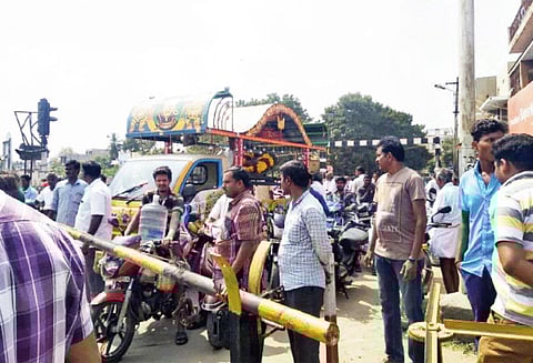 மேம்பாலம் அமைக்கும் பணிக்காக போளூர்-வேலூர் சாலையில் ரெயில்வே கேட் மூடப்பட்டது