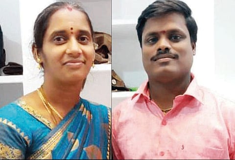 நின்ற லாரி மீது மோட்டார்சைக்கிள் மோதல் கணவன்- மனைவி உள்பட 4 பேர் பலி அத்திவரதரை தரிசனம் செய்து விட்டு திரும்பியபோது விபத்து