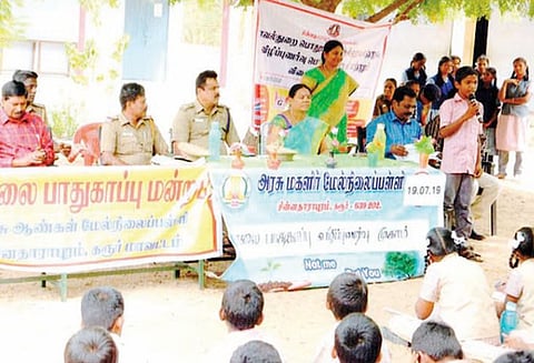 இருசக்கர வாகன ஓட்டிகள் கட்டாயம் ஹெல்மெட் அணிய வேண்டும் பொதுமக்கள் நல்லுறவு கூட்டத்தில் துணை போலீஸ் சூப்பிரண்டு பேச்சு