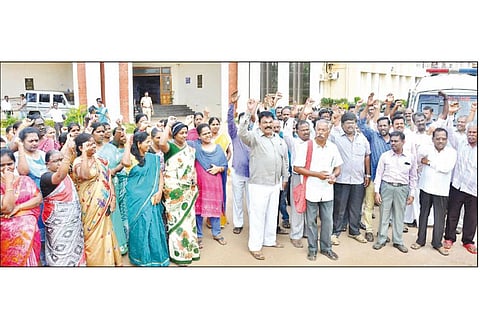 தாசில்தார்கள் இடமாற்றம் செய்யப்பட்டதை கண்டித்து வருவாய்த்துறையினர் ஆர்ப்பாட்டம்