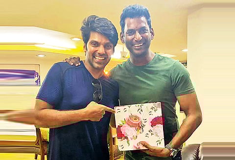 நடிகை சாயிஷாவை மணக்கிறார் : திருமண அழைப்பிதழ் கொடுக்கும் ஆர்யா