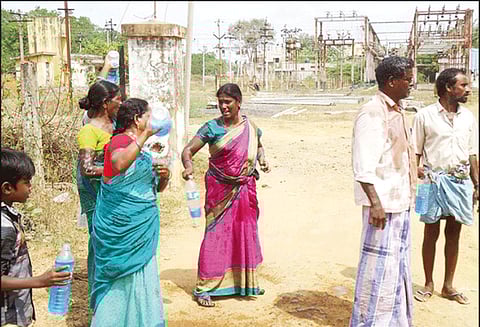 ஜெயங்கொண்டத்தில் மின்சாரம் வழங்கக்கோரி குடும்பத்துடன் விவசாயி தற்கொலை முயற்சி பொதுமக்கள் சாலை மறியலால் பரபரப்பு