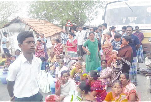 வால்காட்டுபுதூரில் குடிநீர் கேட்டு காலிக்குடங்களுடன் பொதுமக்கள் மறியல் போக்குவரத்து பாதிப்பு