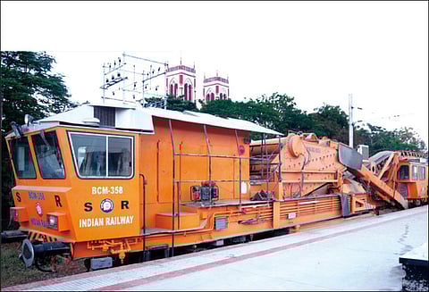 விழுப்புரம்-புதுச்சேரி இடையே நவீன எந்திரம் மூலம் தண்டவாளம் சீரமைப்பு ரெயில்களின் வேகத்தை அதிகரிக்க நடவடிக்கை