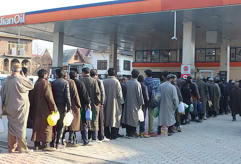 காஷ்மீரில் பெட்ரோல், டீசல் தட்டுப்பாடு : நீண்ட வரிசையில் மக்கள்; போலீஸ் பாதுகாப்புடன் வினியோகம்