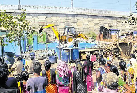 செம்பூரில் தமிழர் பகுதியில் குடிசை வீடுகள் இடித்து அகற்றம்