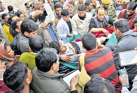 7–வது நாளாக நீடித்த பாகிஸ்தான் குண்டுவீச்சில் பெண் பலி; ராணுவ வீரர் காயம்