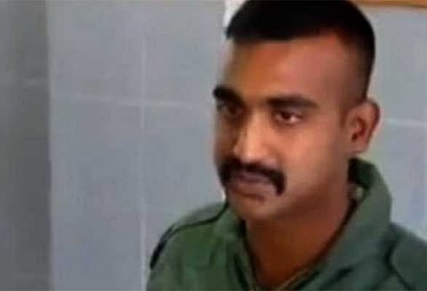 இந்திய விமானி அபிநந்தனை விமானத்தில் அழைத்து வரும் இந்தியாவின் கோரிக்கையை பாகிஸ்தான் நிராகரித்தது