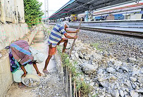 ‘தினத்தந்தி’ செய்தி எதிரொலி: எழும்பூர் ரெயில் நிலையத்தில் இரட்டை நடைமேடை பணிகள் தொடங்கியது