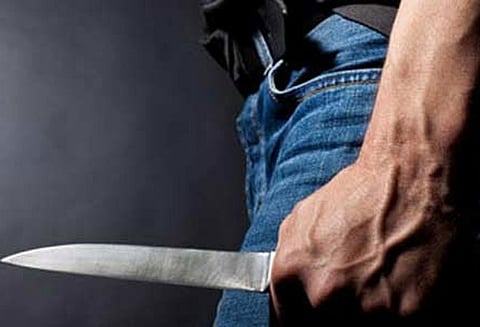 கடன் தர மறுத்ததால் ஆத்திரம் போலீஸ்காரர் மனைவிக்கு கத்திக்குத்து மற்றொரு போலீஸ்காரர் கைது