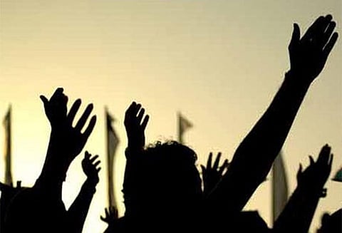 புயல் நிவாரணம் வழங்கக்கோரி கிராம மக்கள் சாலை மறியல் - 2 மணி நேரம் போக்குவரத்து பாதிப்பு