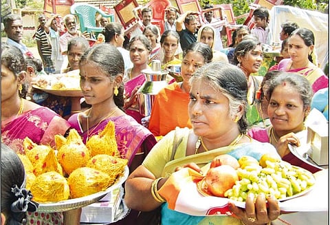 சடையார்கோவில் அரசு பள்ளிக்கு ரூ.80 ஆயிரம் சீர்வரிசை பொருட்கள் - கிராம மக்கள் வழங்கினர்