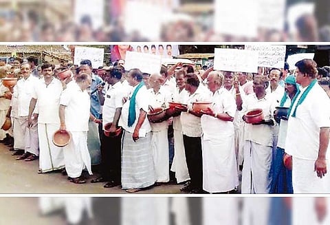 4 வழி சாலைக்கு எதிராக நில உரிமையாளர்கள் கூட்டமைப்பினர் மண்சட்டி ஏந்தி ஆர்ப்பாட்டம்