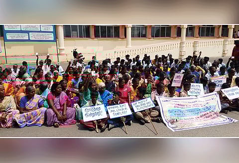 நடுப்பட்டு கிராமத்தை தனி ஊராட்சியாக அறிவிக்கக்கோரி கலெக்டர் அலுவலகத்தில் தர்ணா பெண் மயங்கி விழுந்ததால் பரபரப்பு