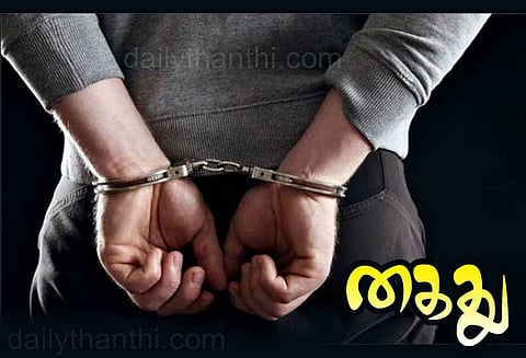 விழுப்புரத்தில் ஓடும் ரெயிலில் அரசு பெண் ஊழியரிடம் கைப்பை பறிப்பு வாலிபர் கைது