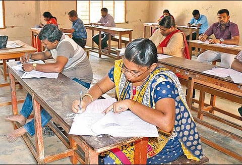 மாவட்ட கல்வி அதிகாரி பணிக்கான தேர்வு - 1,526 பேர் எழுதினர்