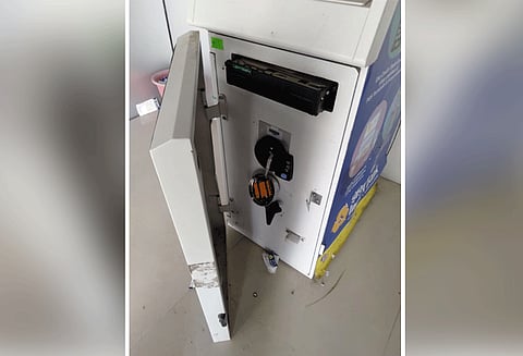 வேட்டவலத்தில் வங்கி ஏ.டி.எம். மையத்தில் கொள்ளை முயற்சி அலாரம் ஒலித்ததால் மர்மநபர்கள் தப்பினர்