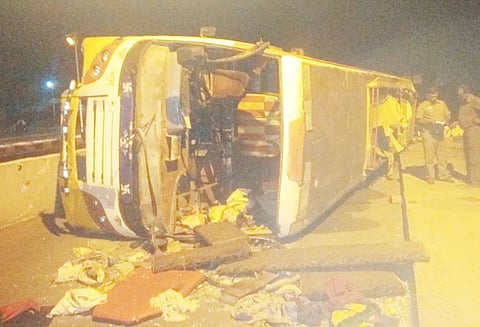 சுற்றுலா பஸ் தடுப்பு சுவரில் மோதி கவிழ்ந்தது வடமாநிலத்தவர்கள் 25 பேர் காயம்