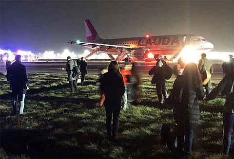 இங்கிலாந்தில் பரபரப்பு: விமானம் புறப்படும் நேரத்தில் ‘திடீர்’ வெடிச்சத்தம் - 8 பேர் படுகாயம்