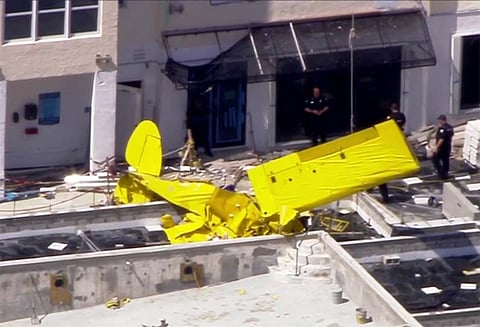 அமெரிக்காவில் அடுக்குமாடி குடியிருப்பின் மீது குட்டி விமானம் விழுந்து நொறுங்கியது - விமானி பலி