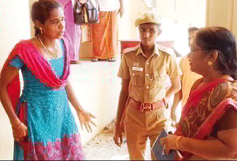 கர்ப்பிணியானதை கணவர் ஏற்க மறுத்ததால் தீக்குளிக்க முயன்ற பெண் கலெக்டர் அலுவலகத்தில் பரபரப்பு