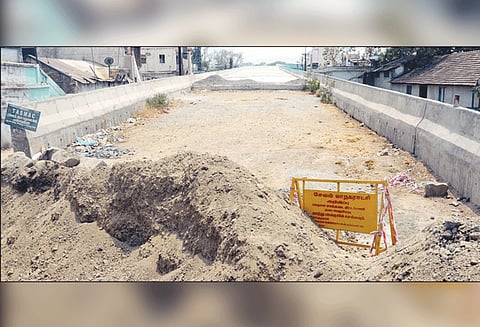 சேலம் லீ பஜாரில் 4 ஆண்டுகளாக கிடப்பில் போடப்பட்ட ரெயில்வே மேம்பால பணிகள் மீண்டும் தொடங்குகிறது விரைவில் பயன்பாட்டுக்கு கொண்டு வர நடவடிக்கை