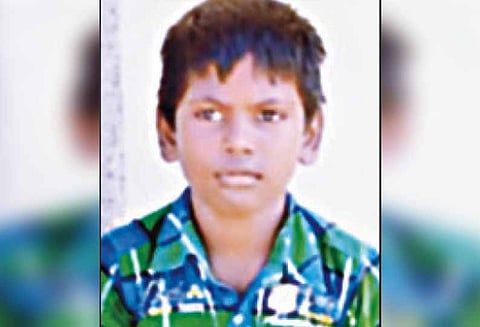 புவனகிரியில், வேன் மோதி மாணவன் சாவு - பள்ளிக்கு சென்று விட்டு திரும்பிய போது பரிதாபம்