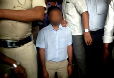 பேராசிரியரை முழங்கால் போட வைத்த மாணவர்கள்; சாப்பிடாமல், பேசாமல் அழுத பெற்றோர்