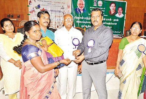 திருவாரூரில் அமைப்பு சாரா தொழிலாளர்களுக்கு ஓய்வூதிய திட்ட அடையாள அட்டை கலெக்டர் வழங்கினார்