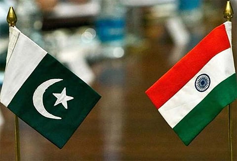 இறங்கி வருகிறது பாகிஸ்தான் - தூதர் டெல்லி திரும்புகிறார்