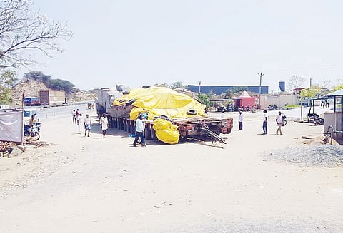 சூளகிரி அருகே 24-வது நாளாக நிறுத்தி வைக்கப்பட்டுள்ள கோதண்டராமர் சிலை