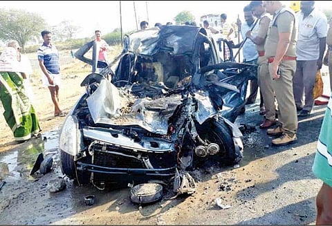 அருப்புக்கோட்டை அருகே விபத்து, லாரி மீது மோதிய கார் தீப்பிடித்தது: கணவன்-மனைவி கருகிச்சாவு - 2 பேர் படுகாயம்