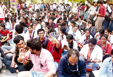 பெண்ணுக்கு பாலியல் தொந்தரவு, ஜிப்மர் ஆஸ்பத்திரியில் டாக்டர்களிடம் போலீசார் விசாரணை - பாதுகாப்பு கேட்டு மாணவர்கள் போராட்டம்