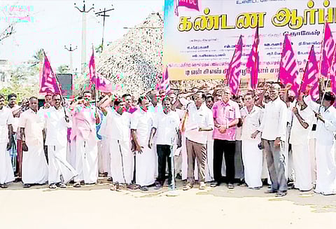 கொள்முதல் நிலைய தொழிலாளர்கள் ஆர்ப்பாட்டம் நெல் மூட்டைகளை குடோன்களுக்கு கொண்டு செல்ல வலியுறுத்தல்