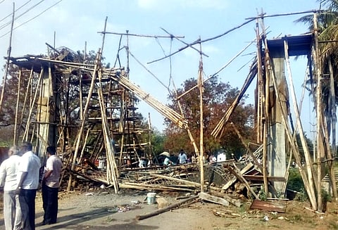 கோவில் நுழைவு வாயில் கட்டுமான பணியின் போது சாரம் சரிந்து விழுந்து 6 பேர் காயம்