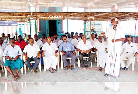 அடிப்படை வசதிகள் செய்து தரக்கோரி பொதுமக்கள்-மாணவர்கள் உண்ணாவிரதம்